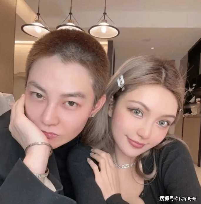 阿娇社交平台晒出与皇甫圣华的亲密合影,官宣恋情(图10) 阿娇社交平台晒出与皇甫圣华的亲密合影,官宣恋情(图10)