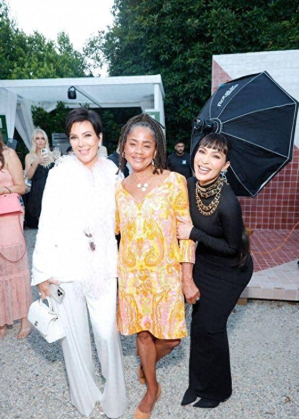 梅根·马克尔正在“考虑客串”热门Hulu系列《卡戴珊一家》(图3) 梅根·马克尔正在“考虑客串”热门Hulu系列《卡戴珊一家》(图3)