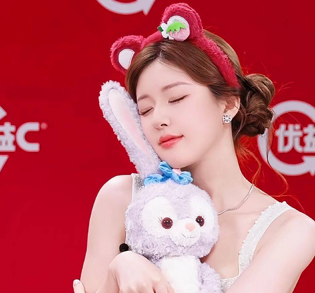 赵露思被网友戏称采访大漏勺,出席品牌直播时要将一年的物料都漏完了(图2) 赵露思被网友戏称采访大漏勺,出席品牌直播时要将一年的物料都漏完了(图2)