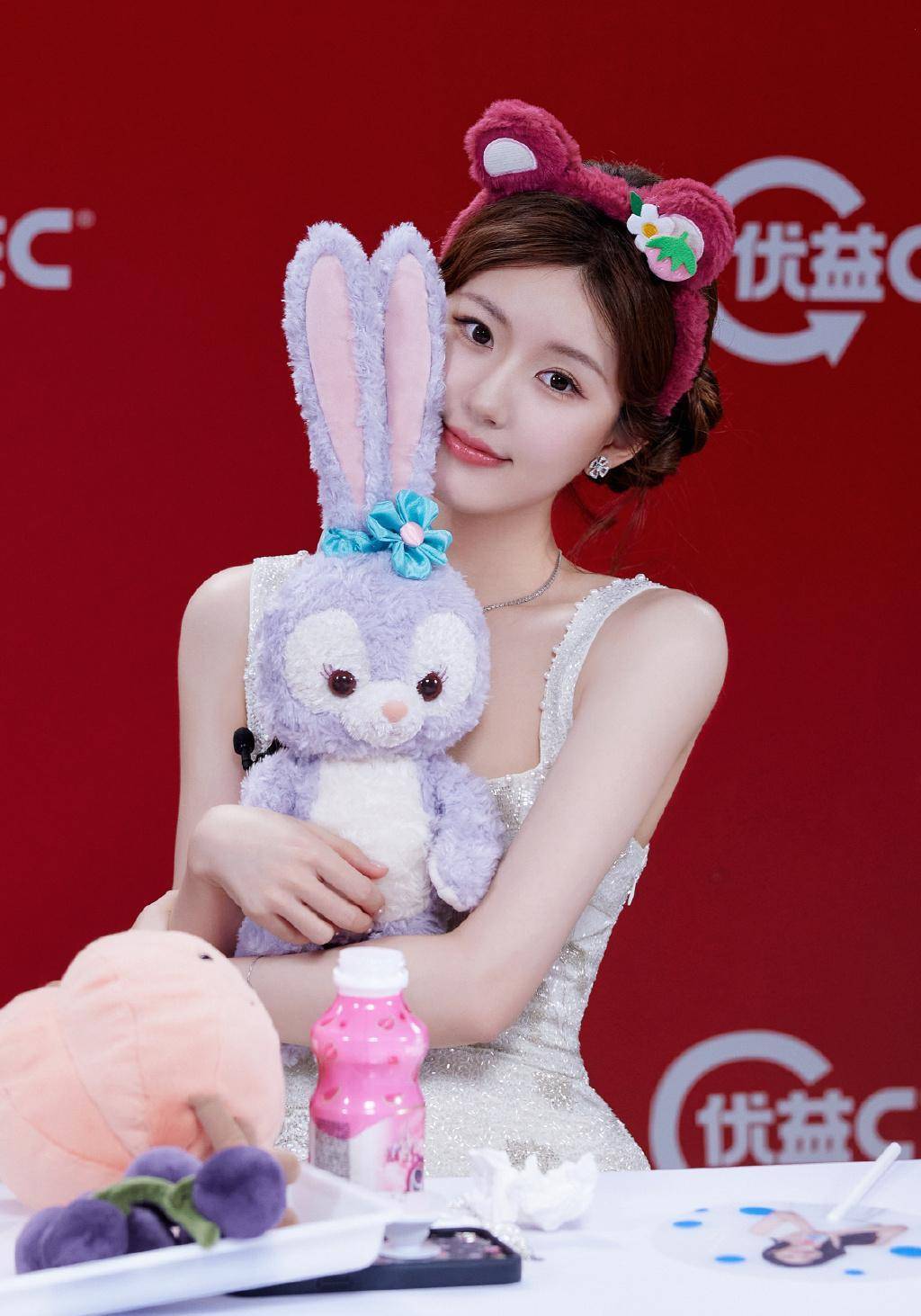 赵露思被网友戏称采访大漏勺,出席品牌直播时要将一年的物料都漏完了(图3) 赵露思被网友戏称采访大漏勺,出席品牌直播时要将一年的物料都漏完了(图3)