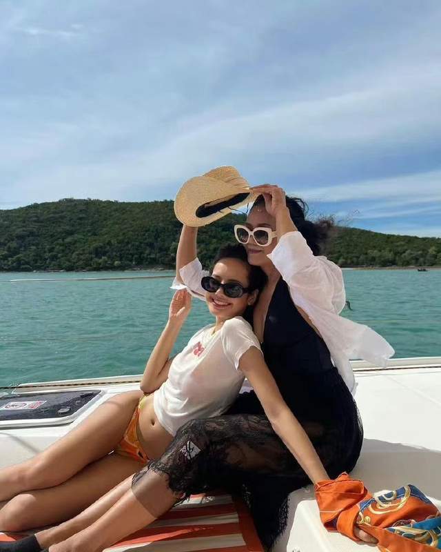 Lisa真变成热搜体质,此次所带话题是“Lisa白裙造型”(图6) Lisa真变成热搜体质,此次所带话题是“Lisa白裙造型”(图6)