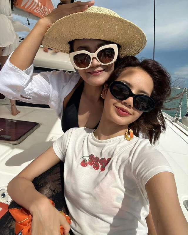 Lisa真变成热搜体质,此次所带话题是“Lisa白裙造型”(图7) Lisa真变成热搜体质,此次所带话题是“Lisa白裙造型”(图7)