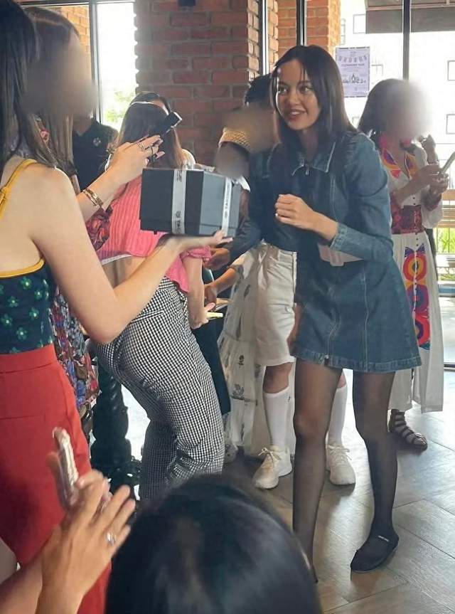 Lisa真变成热搜体质,此次所带话题是“Lisa白裙造型”(图12) Lisa真变成热搜体质,此次所带话题是“Lisa白裙造型”(图12)