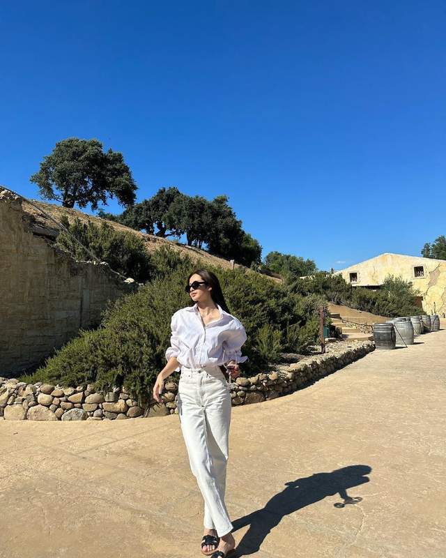 Lisa真变成热搜体质,此次所带话题是“Lisa白裙造型”(图11) Lisa真变成热搜体质,此次所带话题是“Lisa白裙造型”(图11)