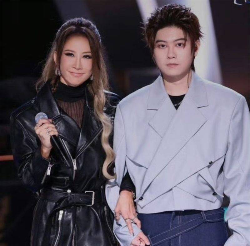 好声音学员悼念恩师李玟，晒出在李玟纪念园拍摄的背影照(图2)