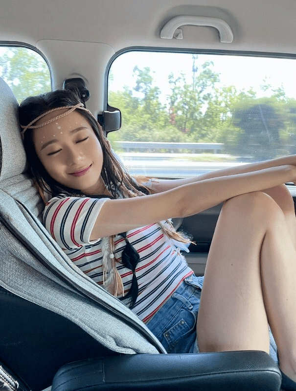 TVB小花凭借新剧出圈!和同剧的演员张子丰传出绯闻,曾相约一起看演唱会(图4) TVB小花凭借新剧出圈!和同剧的演员张子丰传出绯闻,曾相约一起看演唱会(图4)