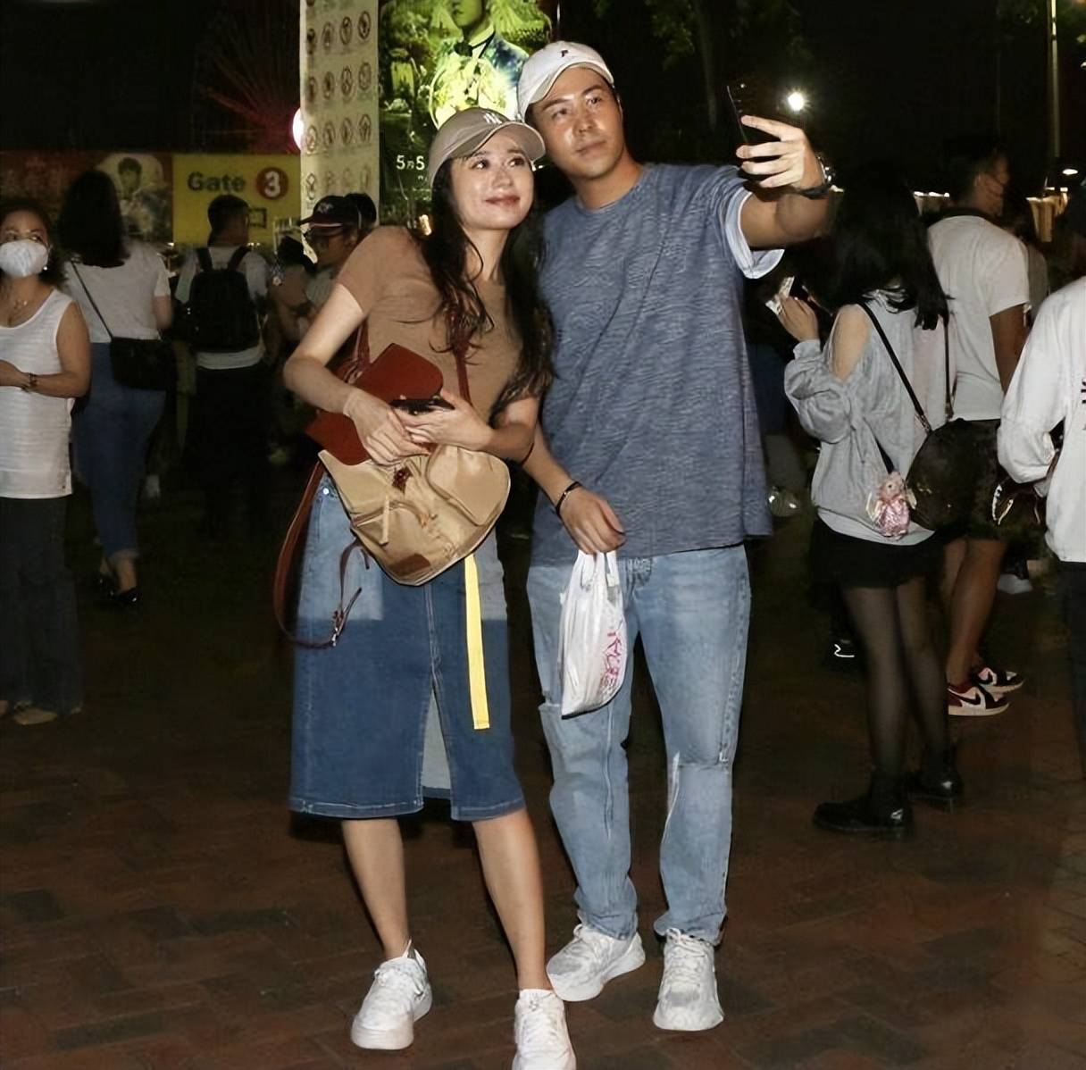 TVB小花凭借新剧出圈!和同剧的演员张子丰传出绯闻,曾相约一起看演唱会(图10) TVB小花凭借新剧出圈!和同剧的演员张子丰传出绯闻,曾相约一起看演唱会(图10)