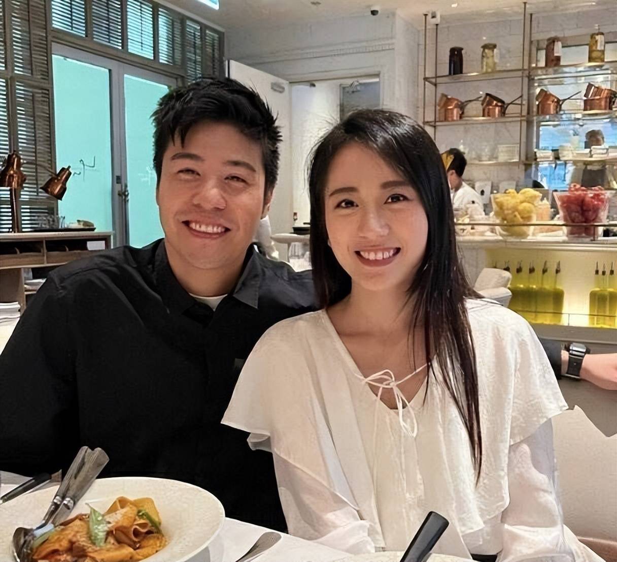 TVB小花凭借新剧出圈!和同剧的演员张子丰传出绯闻,曾相约一起看演唱会(图9) TVB小花凭借新剧出圈!和同剧的演员张子丰传出绯闻,曾相约一起看演唱会(图9)