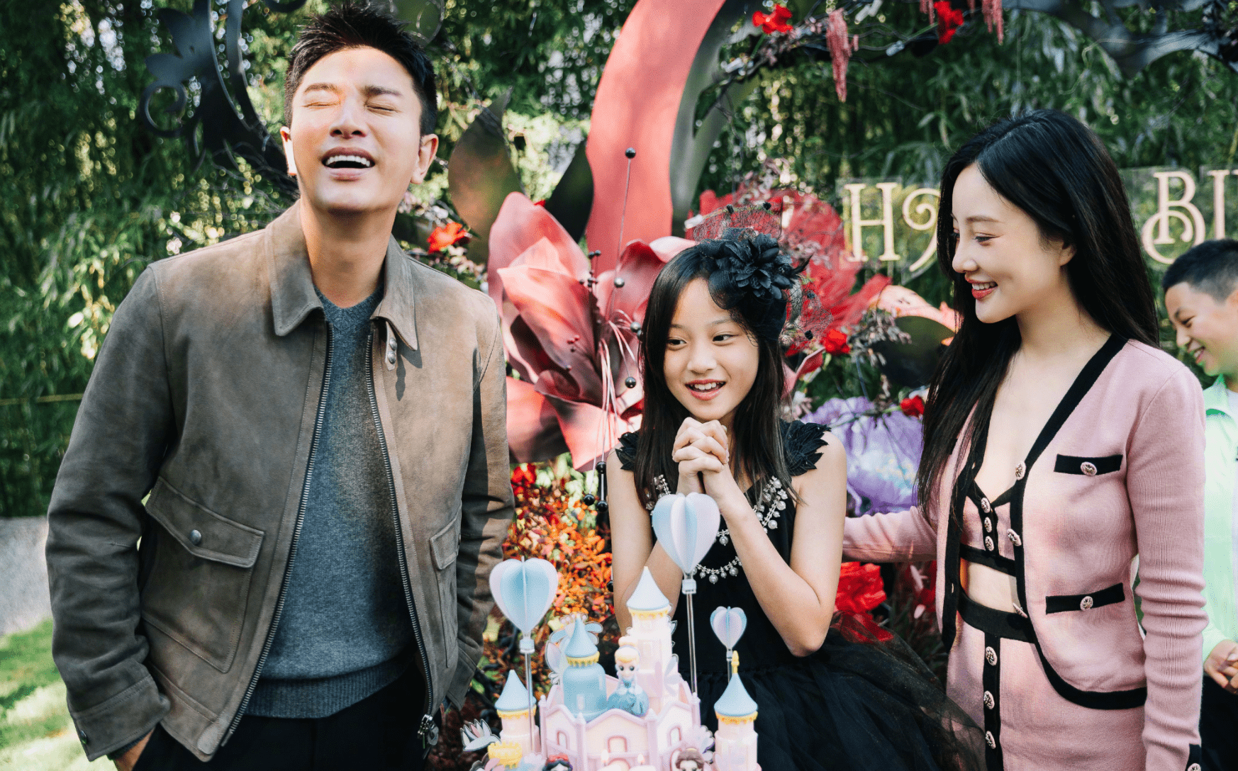 李小璐分享为女儿甜馨庆祝11岁生日的温馨画面! 李小璐贾乃亮离婚后首晒全家福(图4) 李小璐分享为女儿甜馨庆祝11岁生日的温馨画面! 李小璐贾乃亮离婚后首晒全家福(图4)