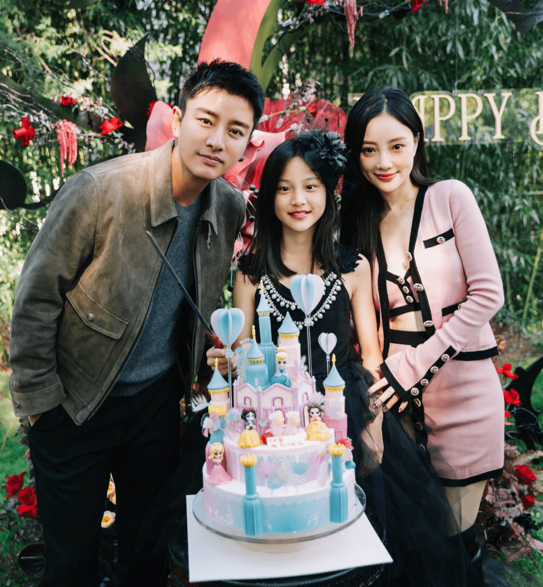 李小璐分享为女儿甜馨庆祝11岁生日的温馨画面! 李小璐贾乃亮离婚后首晒全家福(图3) 李小璐分享为女儿甜馨庆祝11岁生日的温馨画面! 李小璐贾乃亮离婚后首晒全家福(图3)