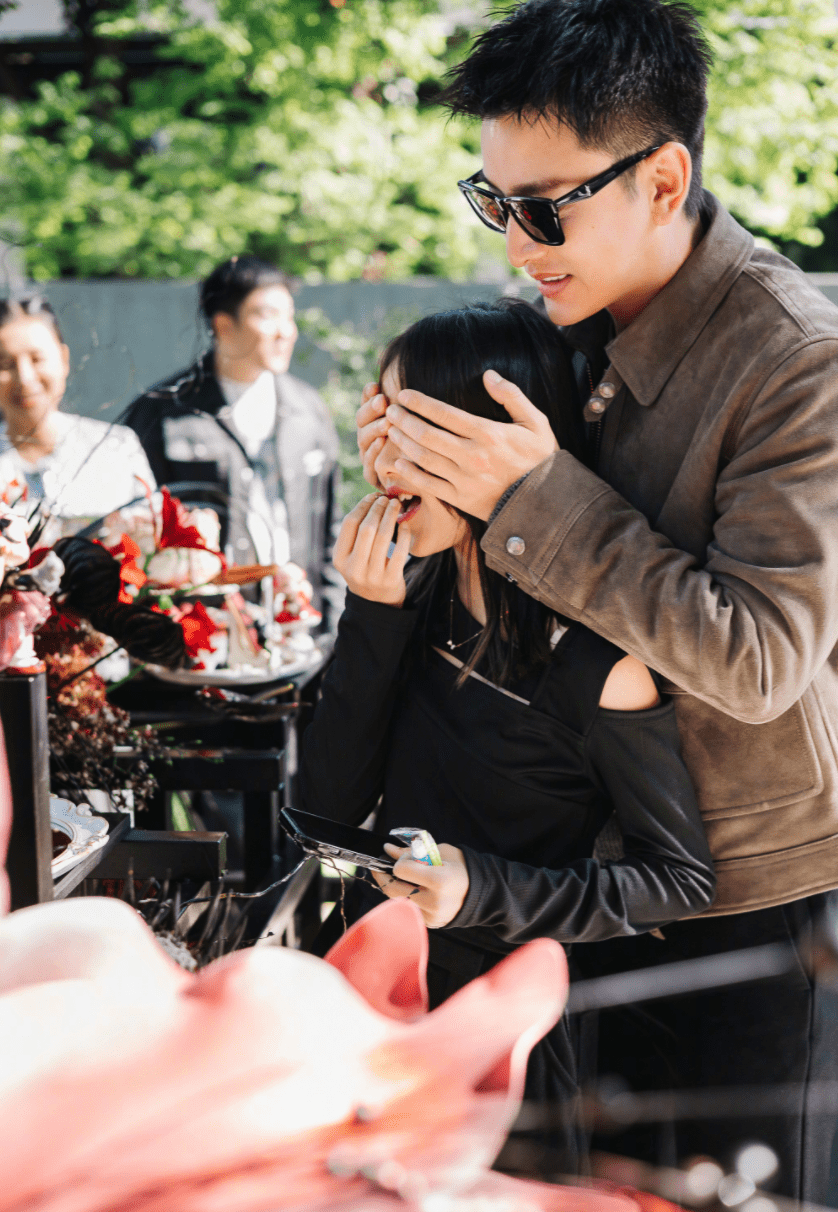 李小璐分享为女儿甜馨庆祝11岁生日的温馨画面! 李小璐贾乃亮离婚后首晒全家福(图6) 李小璐分享为女儿甜馨庆祝11岁生日的温馨画面! 李小璐贾乃亮离婚后首晒全家福(图6)