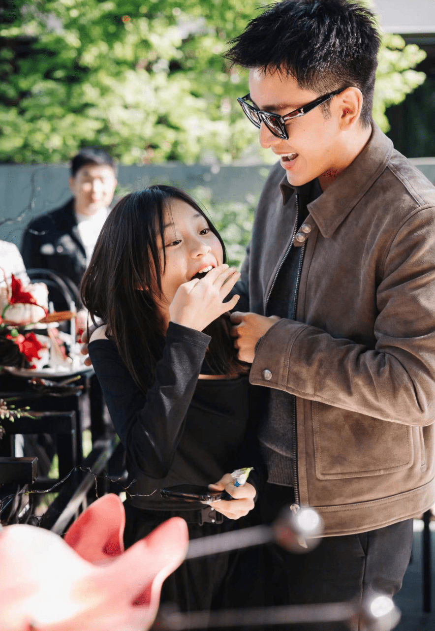 李小璐分享为女儿甜馨庆祝11岁生日的温馨画面! 李小璐贾乃亮离婚后首晒全家福(图7) 李小璐分享为女儿甜馨庆祝11岁生日的温馨画面! 李小璐贾乃亮离婚后首晒全家福(图7)