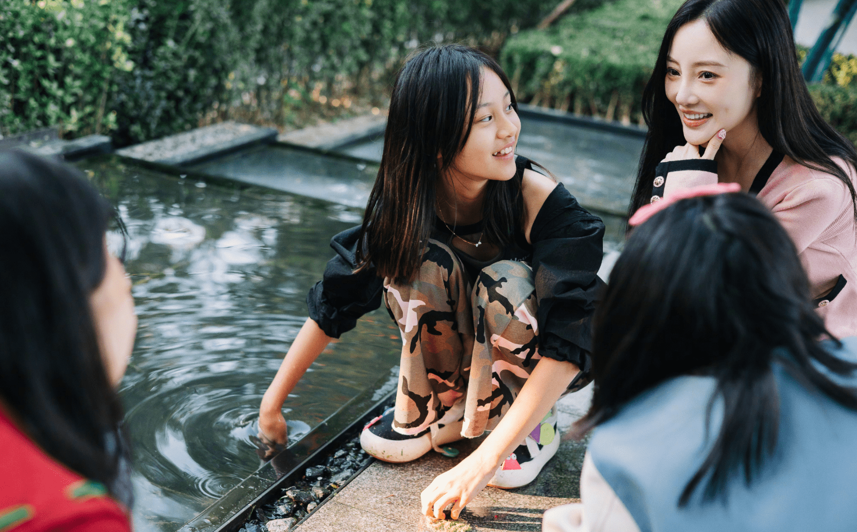 李小璐分享为女儿甜馨庆祝11岁生日的温馨画面! 李小璐贾乃亮离婚后首晒全家福(图13) 李小璐分享为女儿甜馨庆祝11岁生日的温馨画面! 李小璐贾乃亮离婚后首晒全家福(图13)