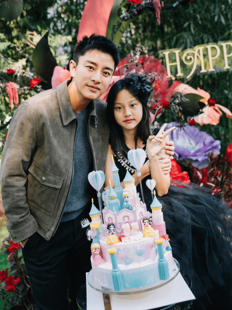 李小璐分享为女儿甜馨庆祝11岁生日的温馨画面! 李小璐贾乃亮离婚后首晒全家福(图9) 李小璐分享为女儿甜馨庆祝11岁生日的温馨画面! 李小璐贾乃亮离婚后首晒全家福(图9)