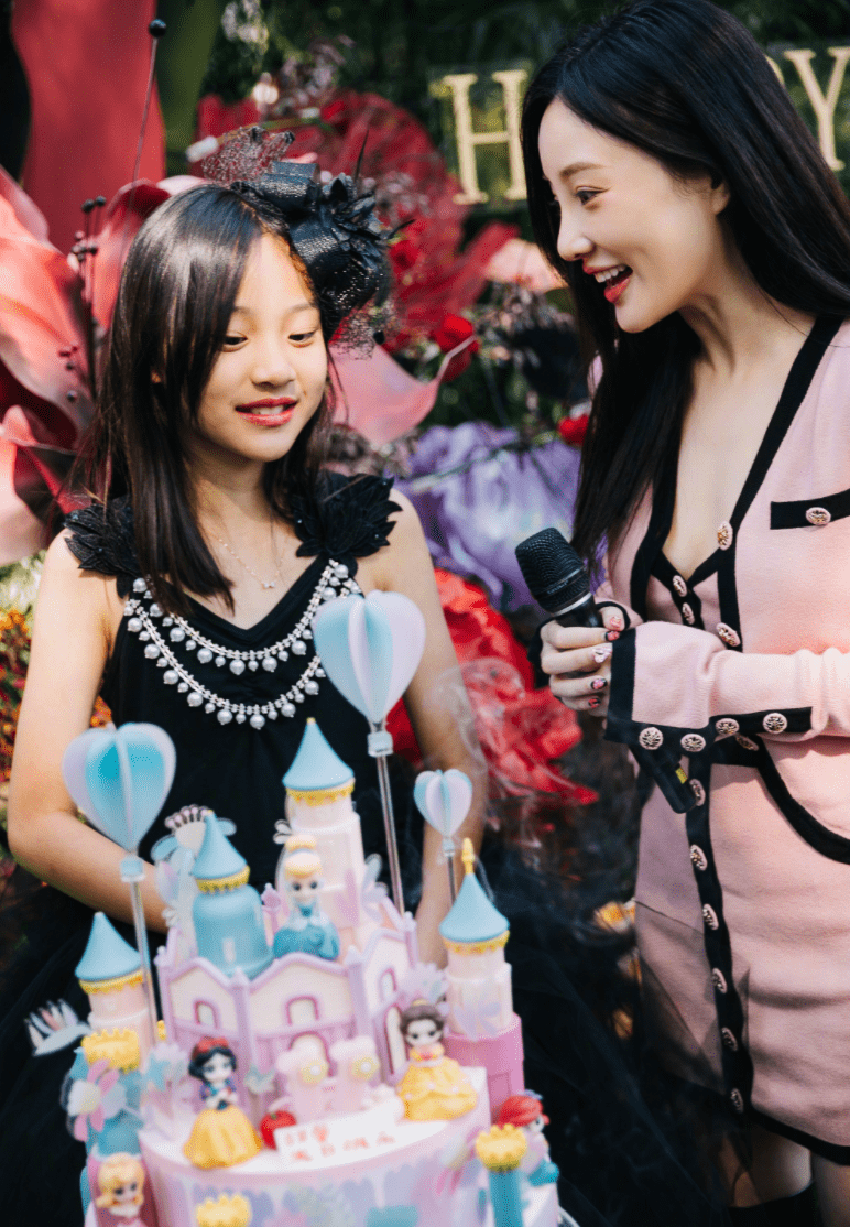 李小璐分享为女儿甜馨庆祝11岁生日的温馨画面! 李小璐贾乃亮离婚后首晒全家福(图11) 李小璐分享为女儿甜馨庆祝11岁生日的温馨画面! 李小璐贾乃亮离婚后首晒全家福(图11)