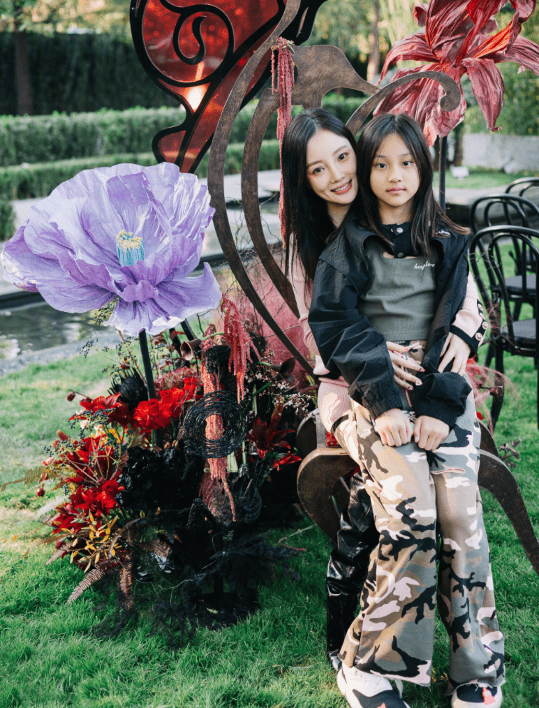 李小璐分享为女儿甜馨庆祝11岁生日的温馨画面! 李小璐贾乃亮离婚后首晒全家福(图10) 李小璐分享为女儿甜馨庆祝11岁生日的温馨画面! 李小璐贾乃亮离婚后首晒全家福(图10)