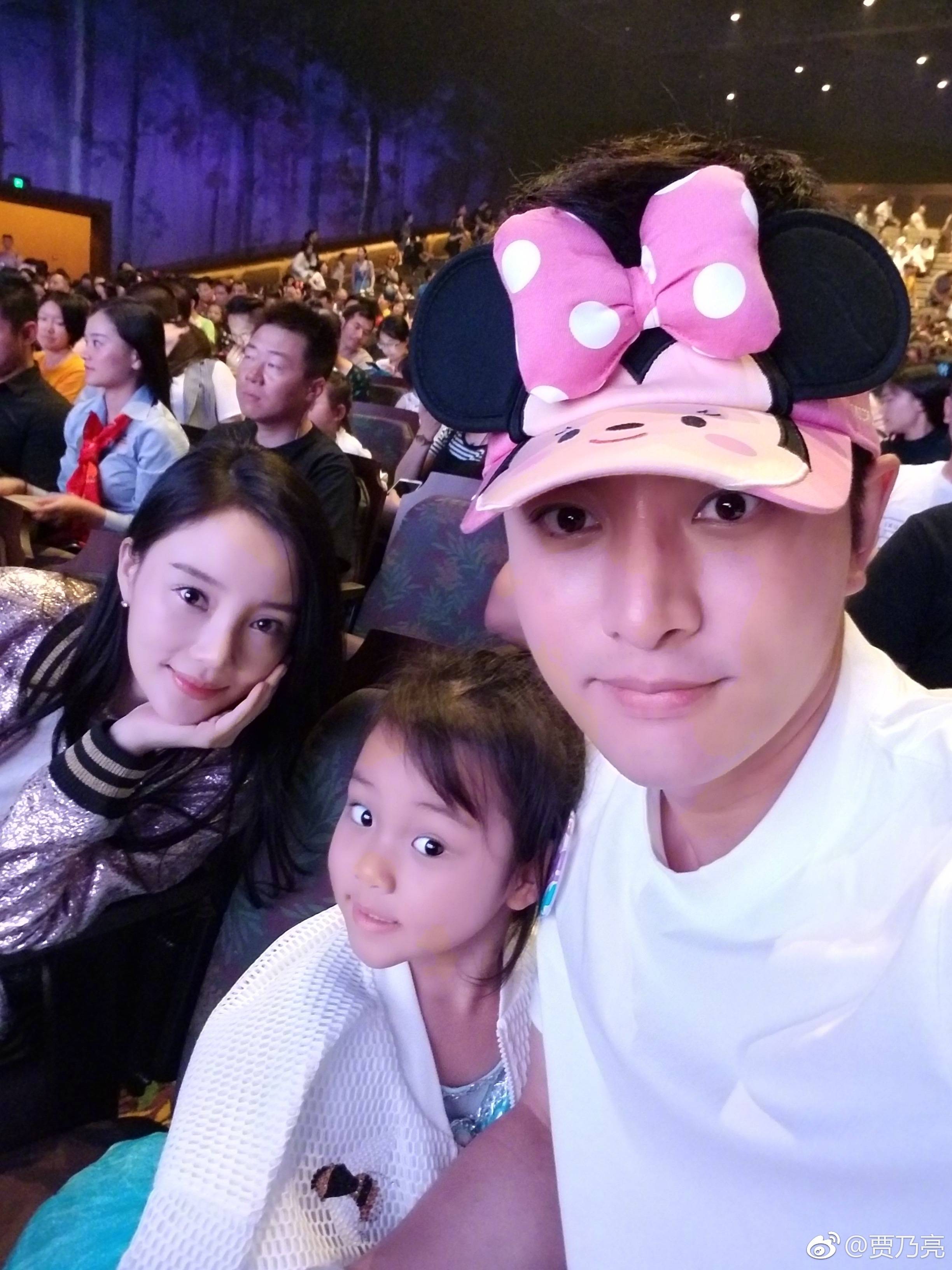 李小璐分享为女儿甜馨庆祝11岁生日的温馨画面! 李小璐贾乃亮离婚后首晒全家福(图21) 李小璐分享为女儿甜馨庆祝11岁生日的温馨画面! 李小璐贾乃亮离婚后首晒全家福(图21)