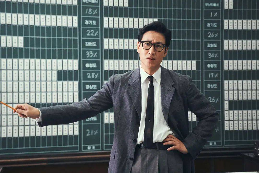 韩娱:一位顶流级L姓男演员染毒,就差报身份证号了(图17) 韩娱:一位顶流级L姓男演员染毒,就差报身份证号了(图17)