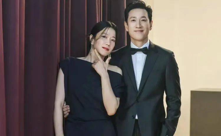 韩娱:一位顶流级L姓男演员染毒,就差报身份证号了(图18) 韩娱:一位顶流级L姓男演员染毒,就差报身份证号了(图18)