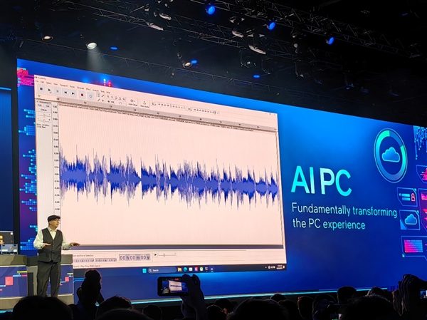 Intel面向全球正式启动了“AI PC加速计划”,2025年将惠及上亿台PC(图4) Intel加速开启AI PC新时代!100+伙伴、300+功能惠及上亿PC