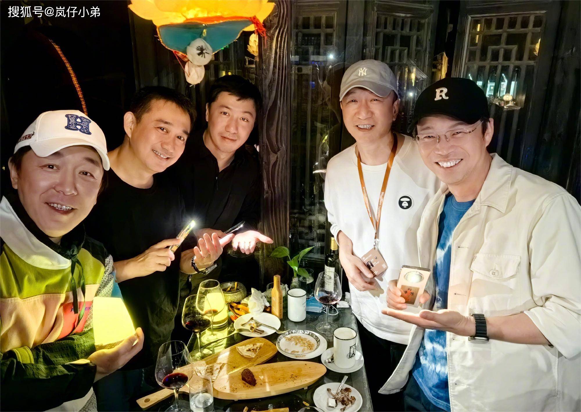 黄渤发文这就是乌镇男人帮,瞬间引发诸多节目老粉的回忆杀(图5) 黄渤发文这就是乌镇男人帮,瞬间引发诸多节目老粉的回忆杀(图5)