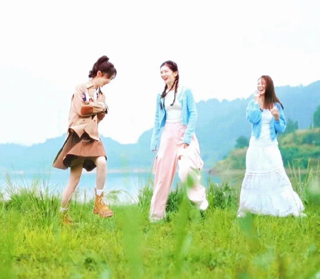 综艺《我们的美好生活》的美好生活上线仅仅两天,播放量已经过亿啦!(图2) 综艺《我们的美好生活》的美好生活上线仅仅两天,播放量已经过亿啦!(图2)