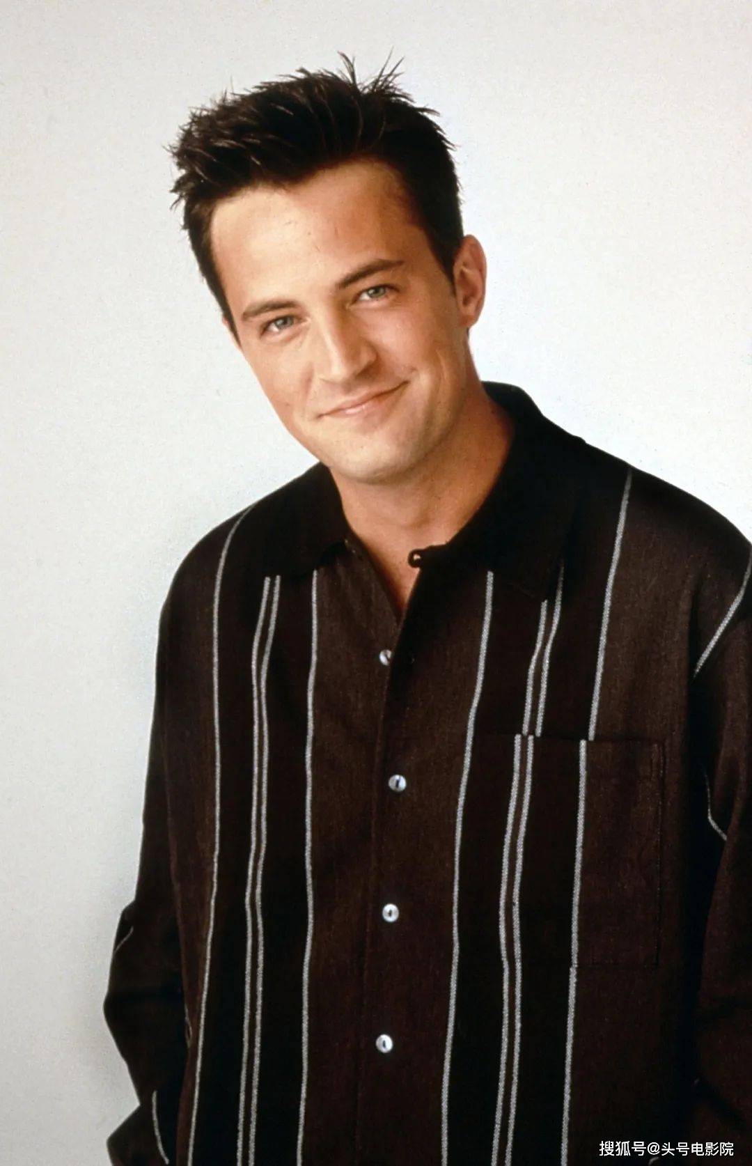 《老友记》中钱德勒的扮演者马修·派瑞去世,让无数剧迷为之悲伤(图1) 《老友记》中钱德勒的扮演者马修·派瑞去世,让无数剧迷为之悲伤(图1)