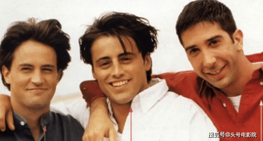 《老友记》中钱德勒的扮演者马修·派瑞去世,让无数剧迷为之悲伤(图3) 《老友记》中钱德勒的扮演者马修·派瑞去世,让无数剧迷为之悲伤(图3)