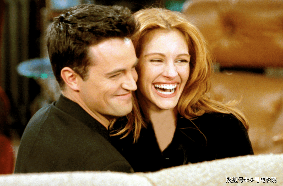 《老友记》中钱德勒的扮演者马修·派瑞去世,让无数剧迷为之悲伤(图5) 《老友记》中钱德勒的扮演者马修·派瑞去世,让无数剧迷为之悲伤(图5)