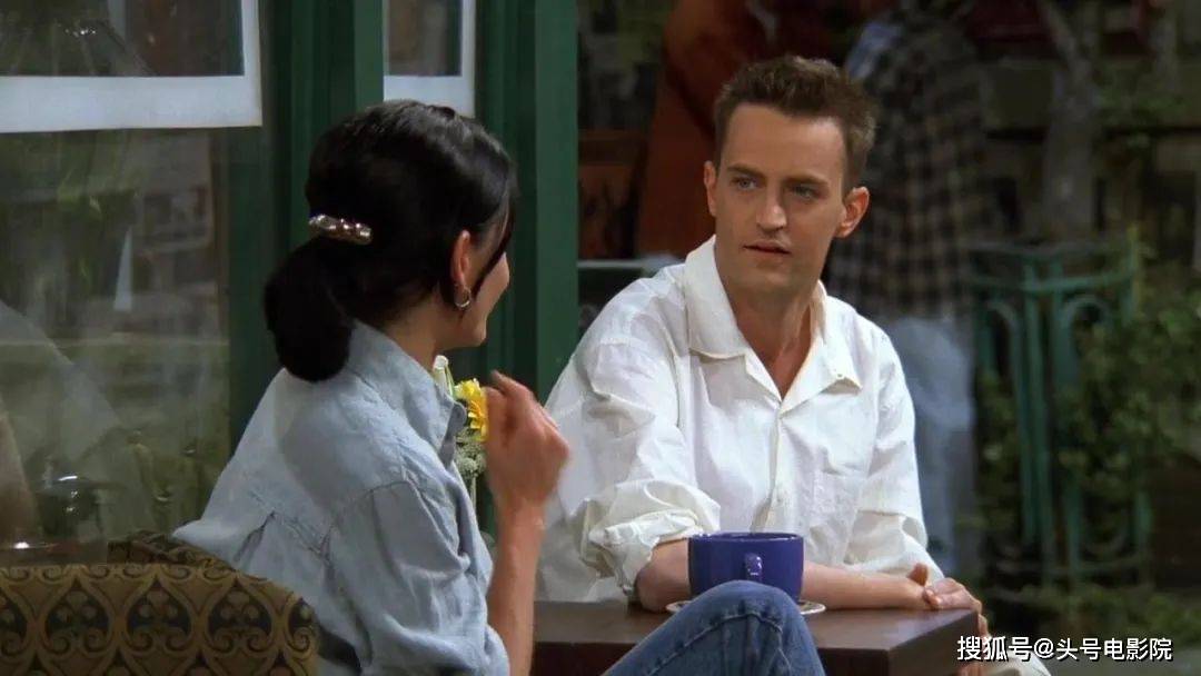 《老友记》中钱德勒的扮演者马修·派瑞去世,让无数剧迷为之悲伤(图6) 《老友记》中钱德勒的扮演者马修·派瑞去世,让无数剧迷为之悲伤(图6)