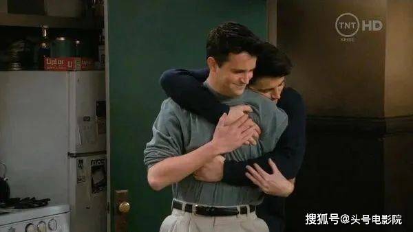 《老友记》中钱德勒的扮演者马修·派瑞去世,让无数剧迷为之悲伤(图12) 《老友记》中钱德勒的扮演者马修·派瑞去世,让无数剧迷为之悲伤(图12)