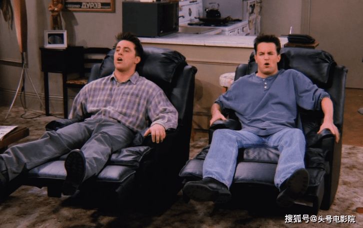 《老友记》中钱德勒的扮演者马修·派瑞去世,让无数剧迷为之悲伤(图11) 《老友记》中钱德勒的扮演者马修·派瑞去世,让无数剧迷为之悲伤(图11)