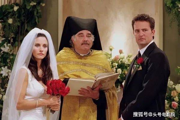 《老友记》中钱德勒的扮演者马修·派瑞去世,让无数剧迷为之悲伤(图10) 《老友记》中钱德勒的扮演者马修·派瑞去世,让无数剧迷为之悲伤(图10)