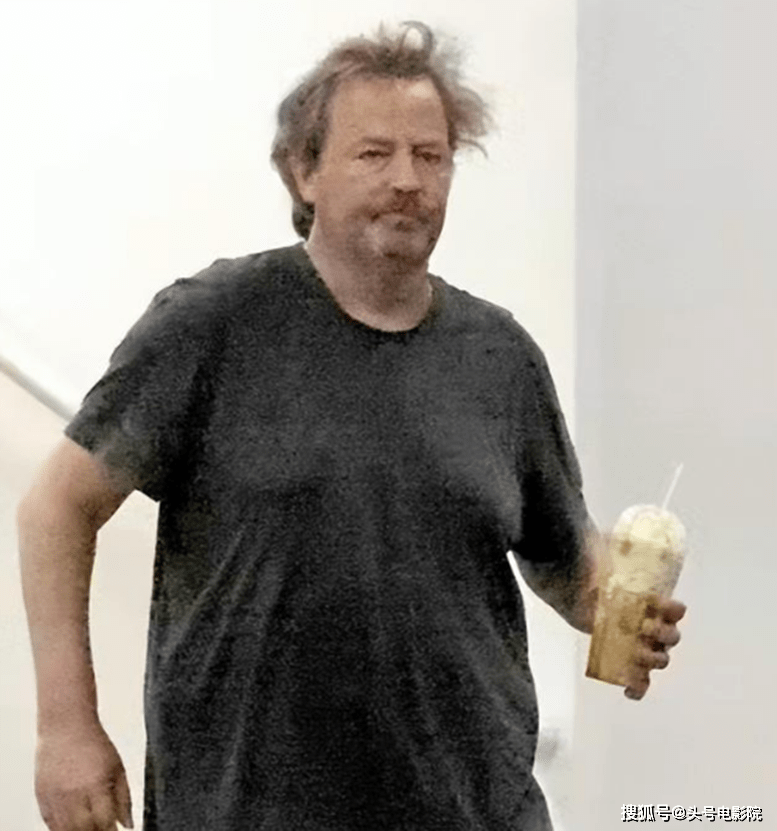 《老友记》中钱德勒的扮演者马修·派瑞去世,让无数剧迷为之悲伤(图23) 《老友记》中钱德勒的扮演者马修·派瑞去世,让无数剧迷为之悲伤(图23)