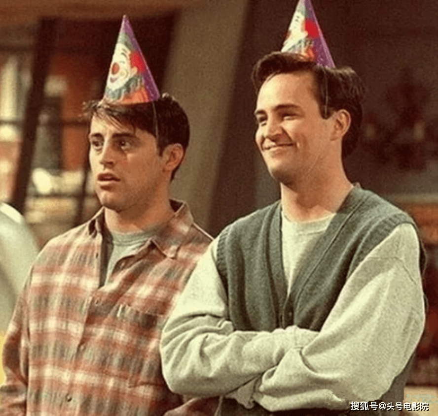 《老友记》中钱德勒的扮演者马修·派瑞去世,让无数剧迷为之悲伤(图32) 《老友记》中钱德勒的扮演者马修·派瑞去世,让无数剧迷为之悲伤(图32)