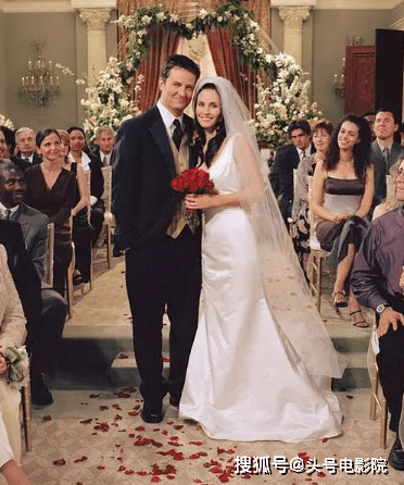 《老友记》中钱德勒的扮演者马修·派瑞去世,让无数剧迷为之悲伤(图25) 《老友记》中钱德勒的扮演者马修·派瑞去世,让无数剧迷为之悲伤(图25)