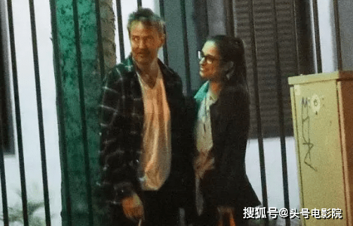 《老友记》中钱德勒的扮演者马修·派瑞去世,让无数剧迷为之悲伤(图28) 《老友记》中钱德勒的扮演者马修·派瑞去世,让无数剧迷为之悲伤(图28)