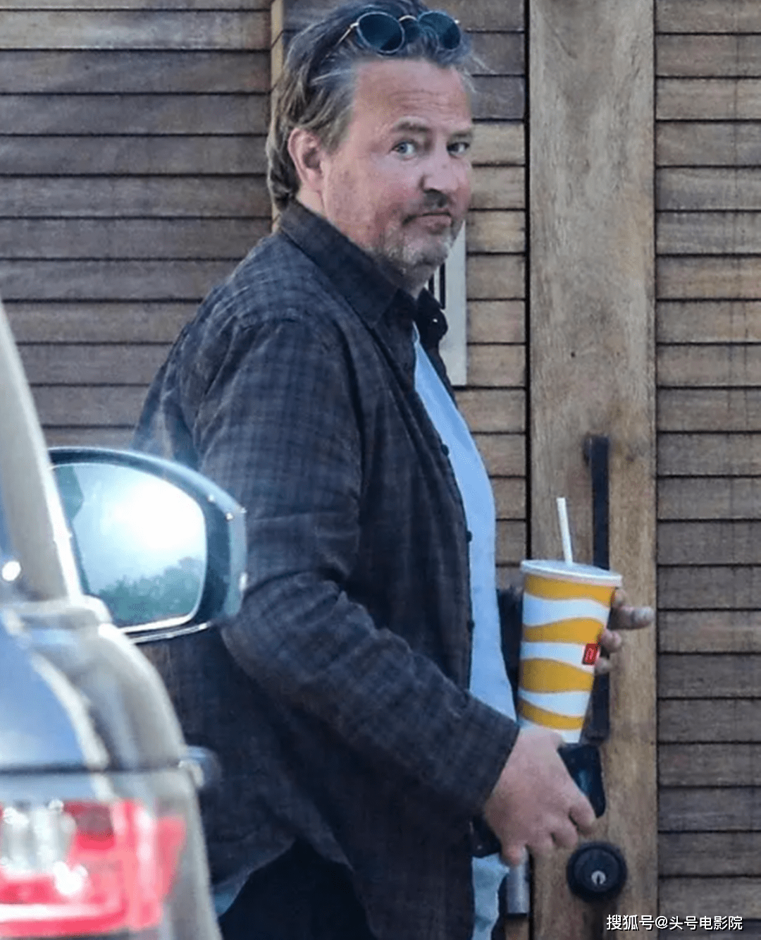 《老友记》中钱德勒的扮演者马修·派瑞去世,让无数剧迷为之悲伤(图30) 《老友记》中钱德勒的扮演者马修·派瑞去世,让无数剧迷为之悲伤(图30)