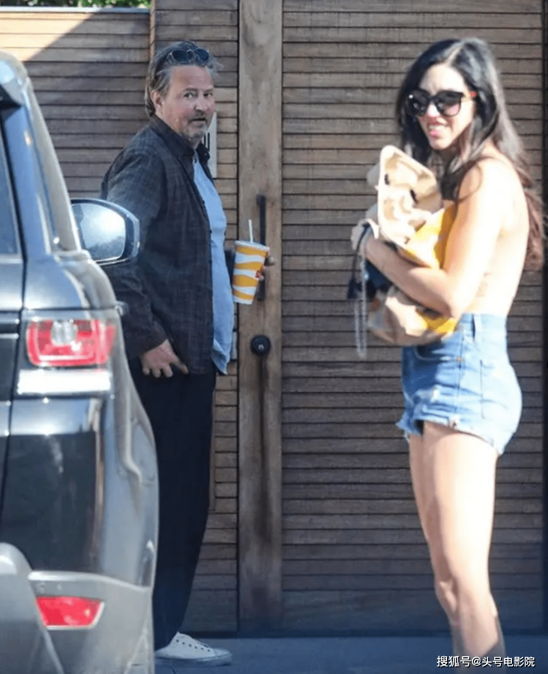 《老友记》中钱德勒的扮演者马修·派瑞去世,让无数剧迷为之悲伤(图29) 《老友记》中钱德勒的扮演者马修·派瑞去世,让无数剧迷为之悲伤(图29)