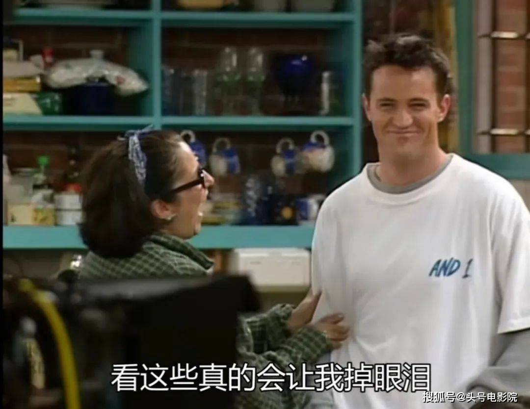 《老友记》中钱德勒的扮演者马修·派瑞去世,让无数剧迷为之悲伤(图35) 《老友记》中钱德勒的扮演者马修·派瑞去世,让无数剧迷为之悲伤(图35)