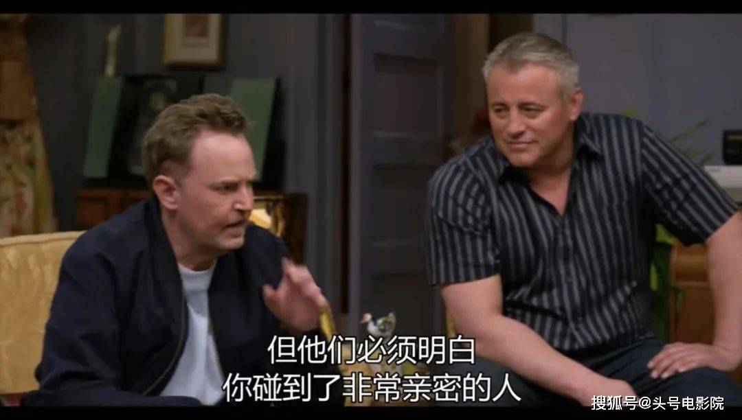 《老友记》中钱德勒的扮演者马修·派瑞去世,让无数剧迷为之悲伤(图37) 《老友记》中钱德勒的扮演者马修·派瑞去世,让无数剧迷为之悲伤(图37)