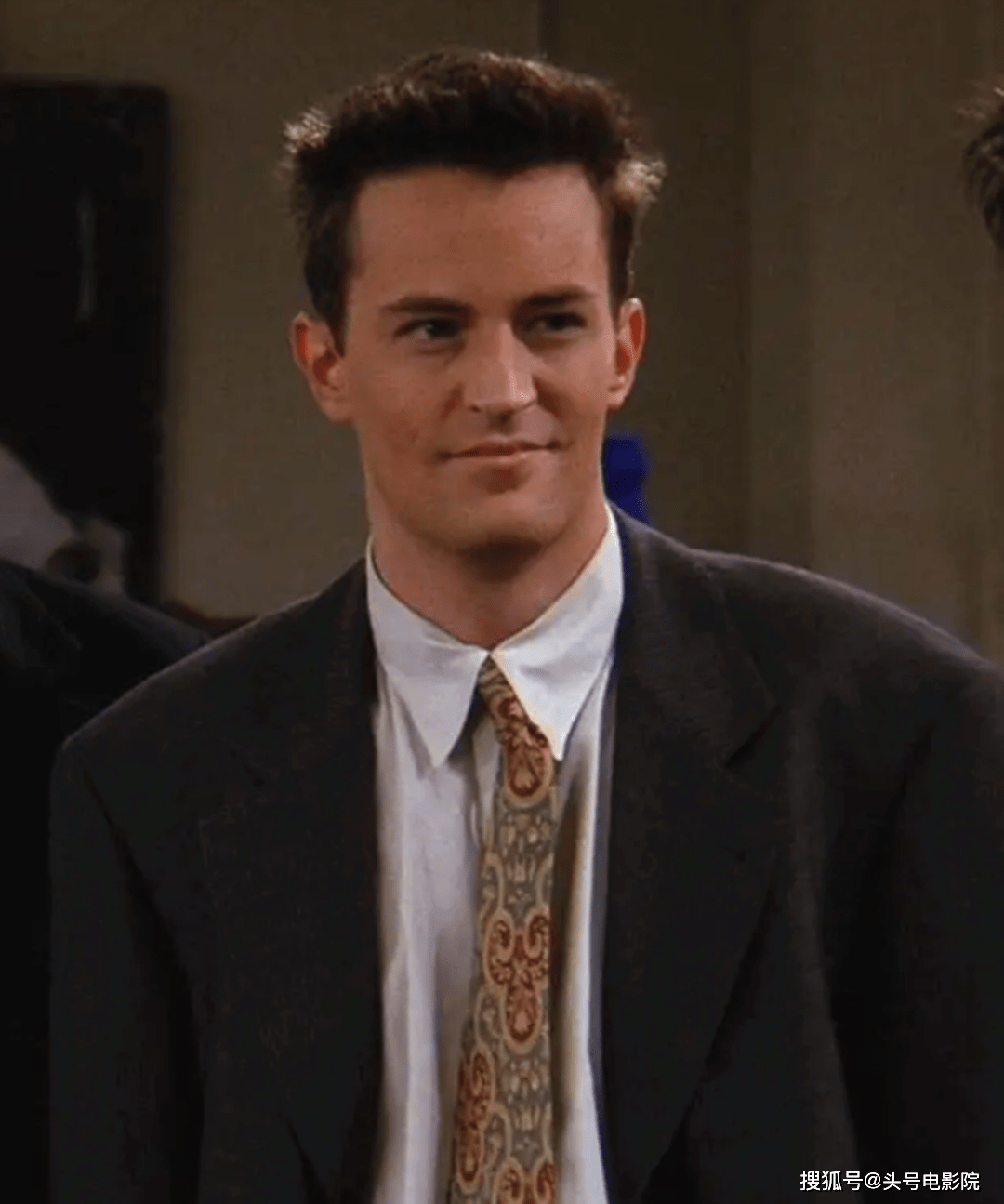 《老友记》中钱德勒的扮演者马修·派瑞去世,让无数剧迷为之悲伤(图39) 《老友记》中钱德勒的扮演者马修·派瑞去世,让无数剧迷为之悲伤(图39)