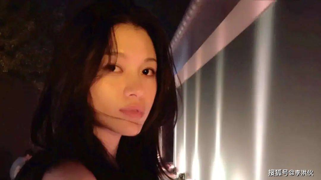 汪峰离婚,葛荟婕丝毫不掩饰激动和兴奋,在直播间放起《好运来》(图6) 汪峰离婚,葛荟婕丝毫不掩饰激动和兴奋,在直播间放起《好运来》(图6)