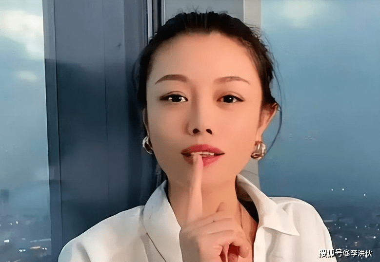 汪峰离婚,葛荟婕丝毫不掩饰激动和兴奋,在直播间放起《好运来》(图7) 汪峰离婚,葛荟婕丝毫不掩饰激动和兴奋,在直播间放起《好运来》(图7)