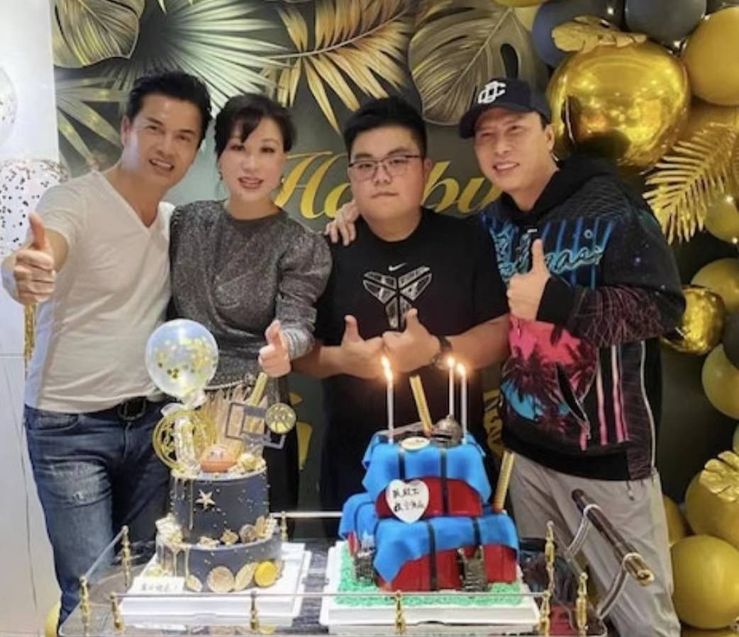 吕伟良老婆在社交平台上分享儿子的近照,瞬间引起网友们的关注以及讨论(图3) 吕伟良老婆在社交平台上分享儿子的近照,瞬间引起网友们的关注以及讨论(图3)