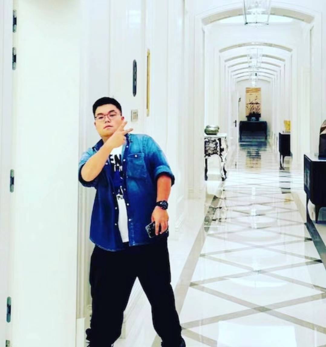 吕伟良老婆在社交平台上分享儿子的近照,瞬间引起网友们的关注以及讨论(图9) 吕伟良老婆在社交平台上分享儿子的近照,瞬间引起网友们的关注以及讨论(图9)