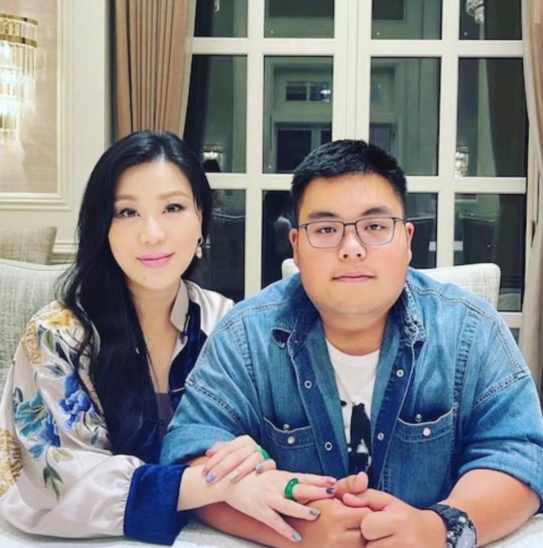 吕伟良老婆在社交平台上分享儿子的近照,瞬间引起网友们的关注以及讨论(图10) 吕伟良老婆在社交平台上分享儿子的近照,瞬间引起网友们的关注以及讨论(图10)