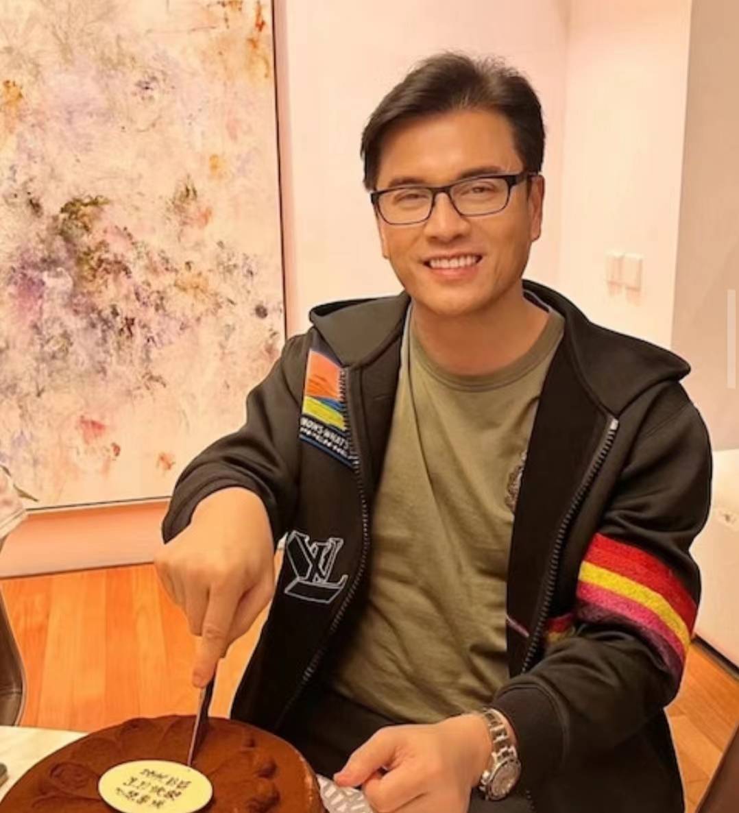 吕伟良老婆在社交平台上分享儿子的近照,瞬间引起网友们的关注以及讨论(图14) 吕伟良老婆在社交平台上分享儿子的近照,瞬间引起网友们的关注以及讨论(图14)