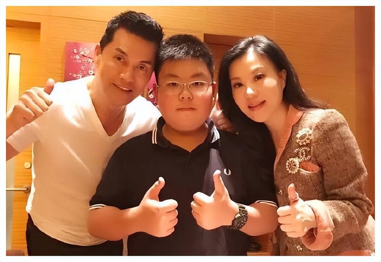 吕伟良老婆在社交平台上分享儿子的近照,瞬间引起网友们的关注以及讨论(图16) 吕伟良老婆在社交平台上分享儿子的近照,瞬间引起网友们的关注以及讨论(图16)