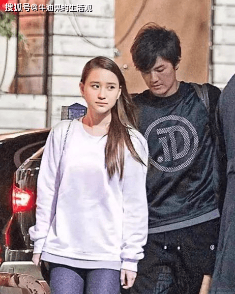 何超莲窦骁出席活动,两个人面无表情,疑似感情出现不和(图4) 何超莲窦骁出席活动,两个人面无表情,疑似感情出现不和(图4)